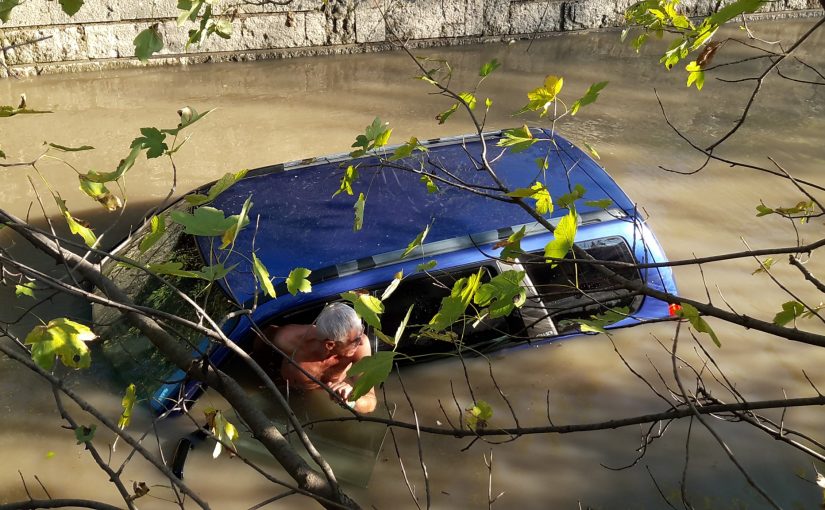 Пътна Помощ: Водач на Субару го потопи в наводнения подлез под АМ „ХЕМУС“